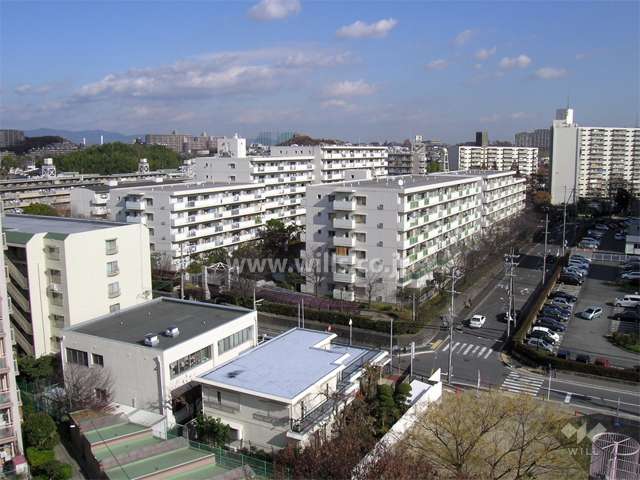 周辺はマンションが多く立ち並ぶ住宅地。やや高台になっています。