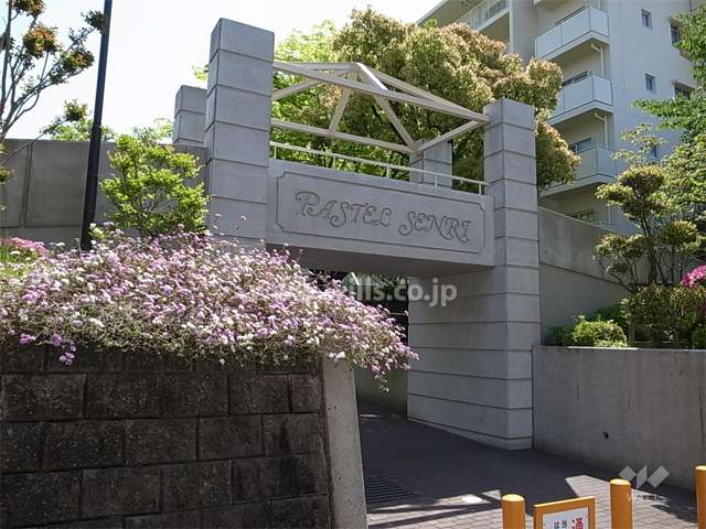 アーチが付いた敷地入口