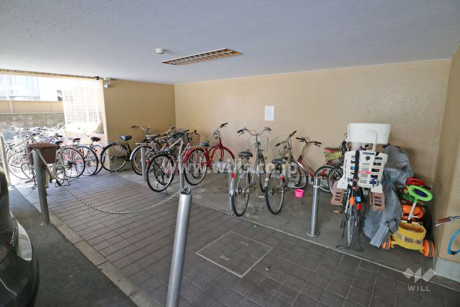 屋内に設けられた駐輪場