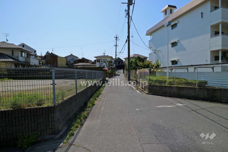 敷地北東側の前面道路（北西側から）