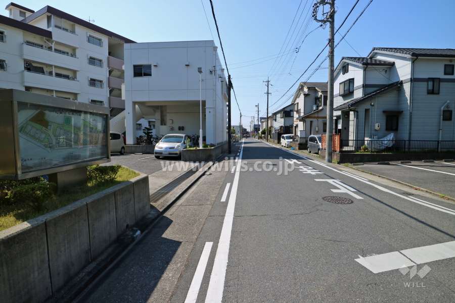 敷地西側の前面道路（北側から）