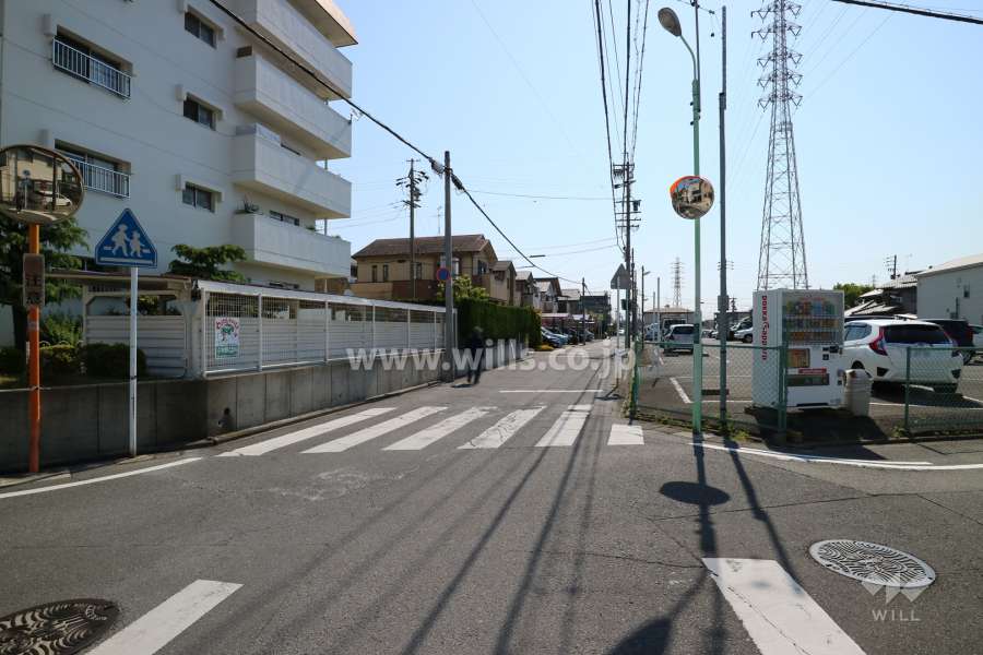 敷地南側の前面道路（西側から）