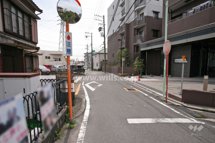 敷地東側の前面道路（北側から）
