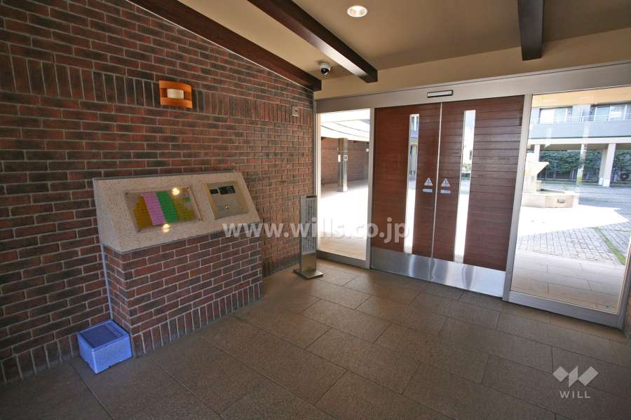 エントランスはオートロック付きです。