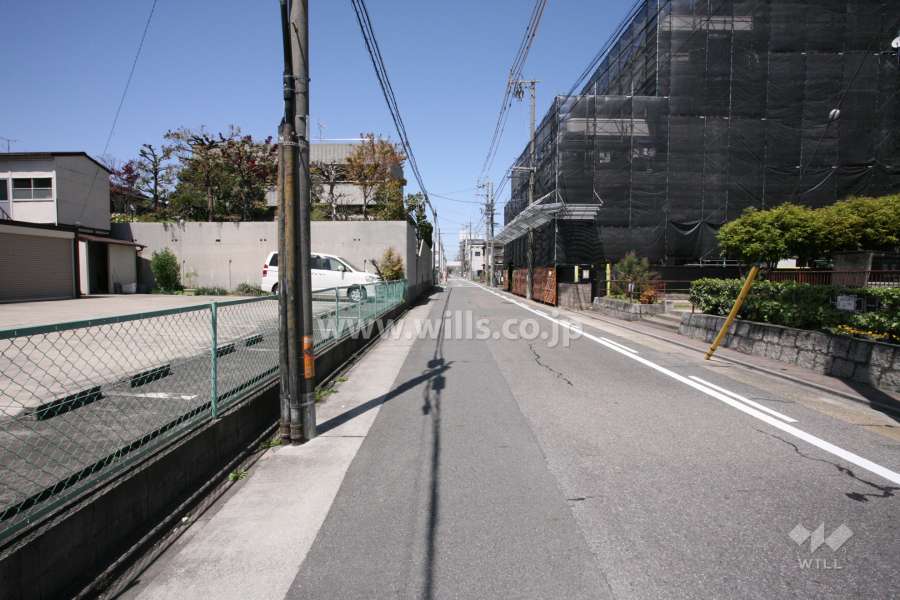 敷地東側の前面道路（南側から）