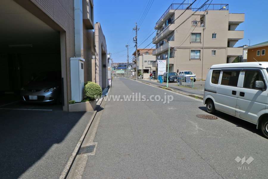 敷地北東側の前面道路(南東側から)