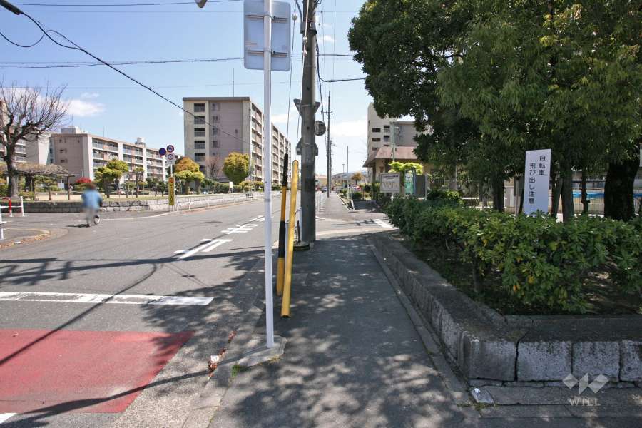 宝生住宅11号棟の北側の前面道路