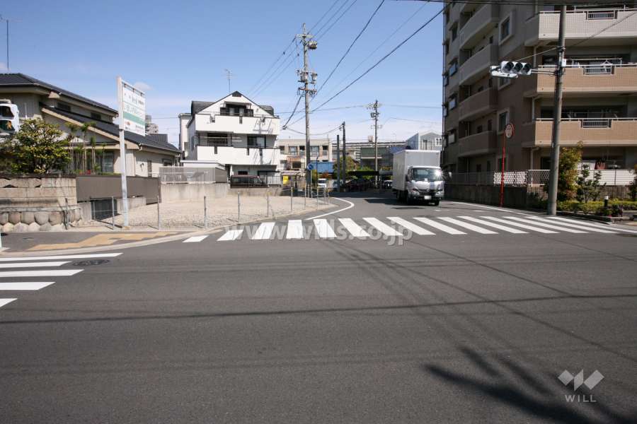敷地西側の前面道路（南側から）