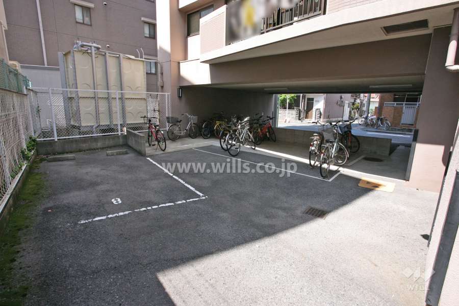 敷地内駐車場（屋外平面式）と駐輪場