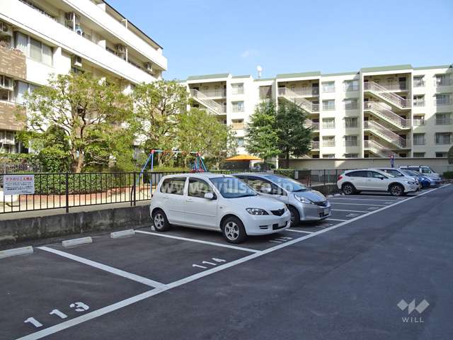 敷地内駐車場（屋外平面式）　すぐ横に「亥の子谷遊園」があります。