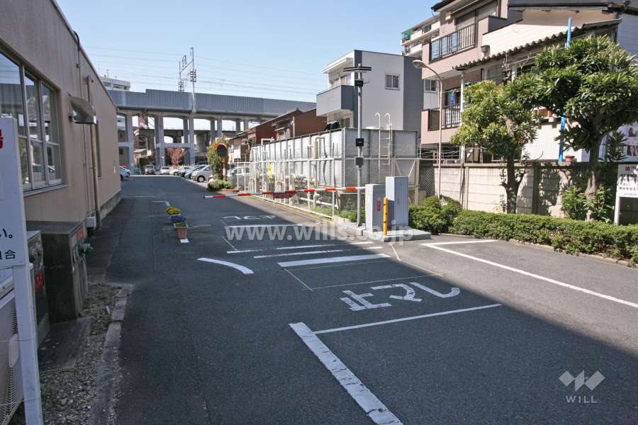 駐車場出入り口(バーゲート付き）