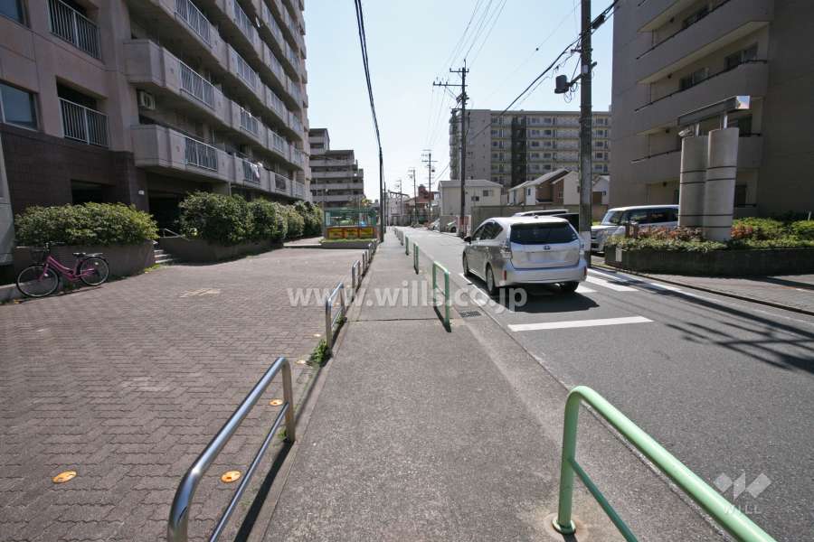 敷地北東側の前面道路(北西側から）