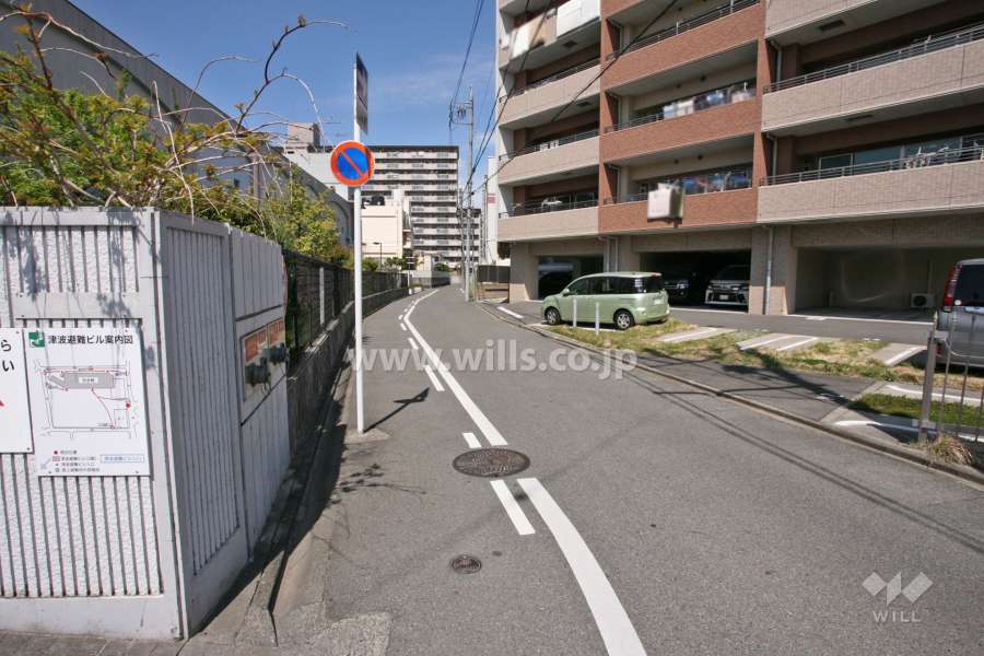 敷地南西側の前面道路(南東側から)
