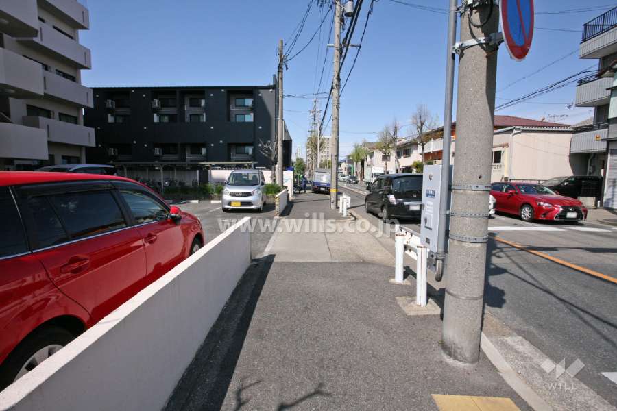 敷地北側の前面道路（東側から）