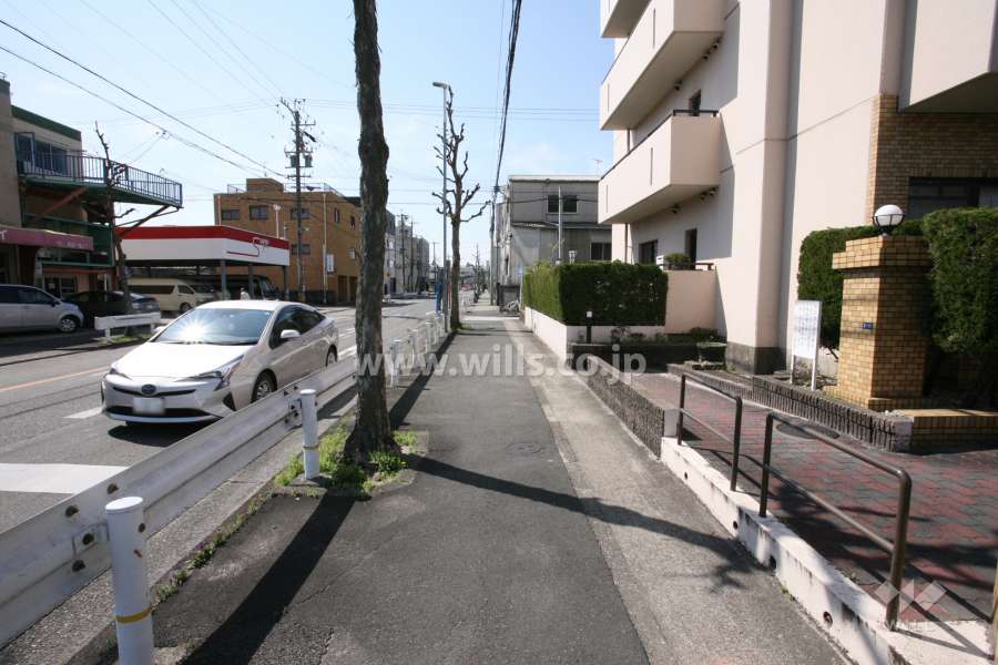 敷地東側の前面道路（北側から）