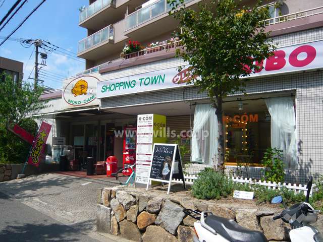 1階部分には店舗が入っています。