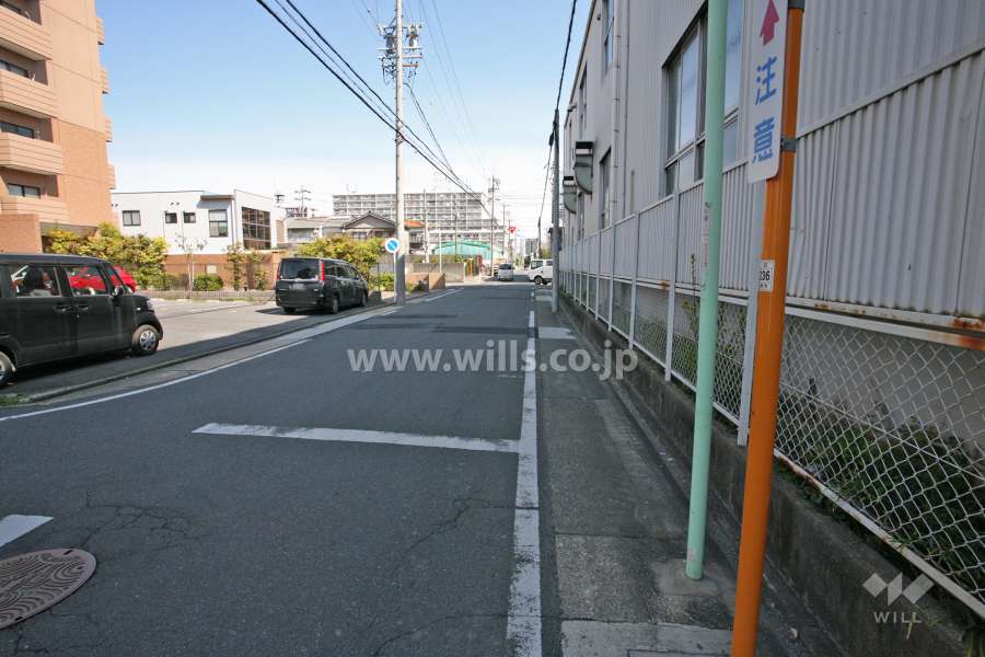 敷地東側の前面道路（南側から）