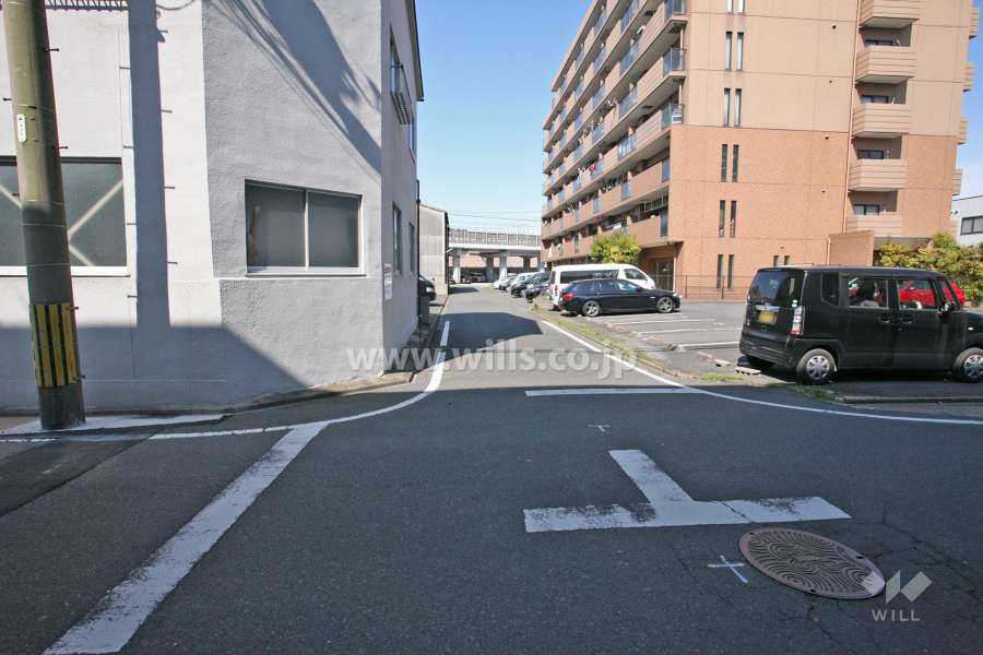 敷地南側の前面道路（東側から）