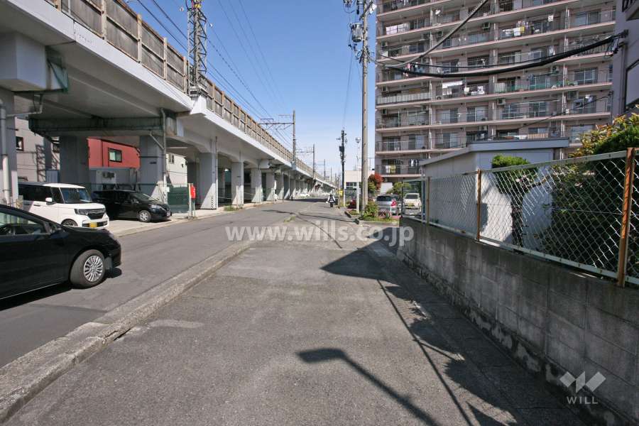 敷地西側の前面道路
