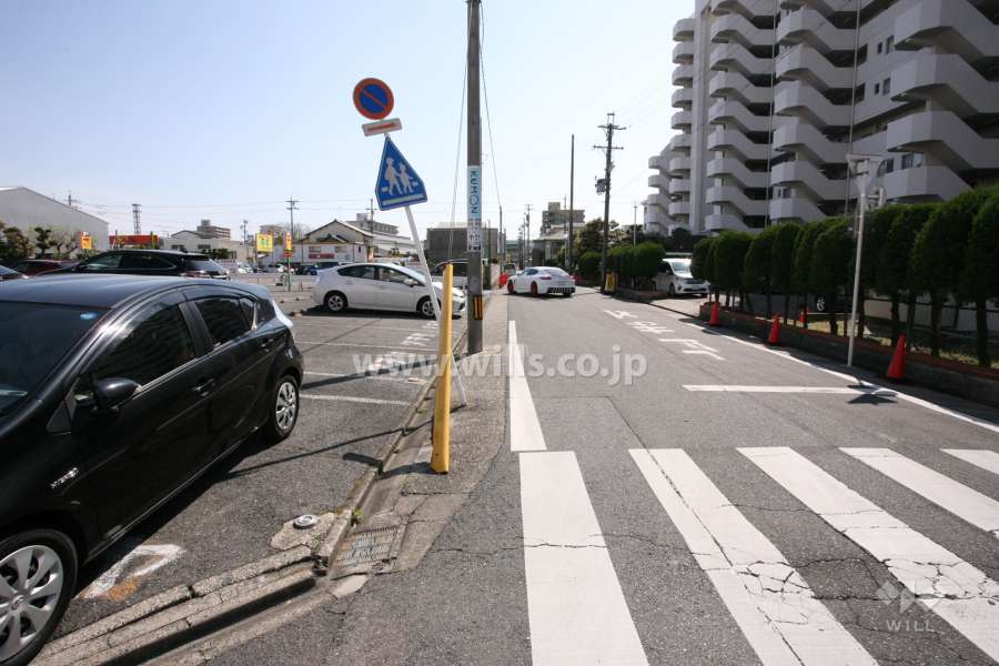 敷地北側の前面道路（西側から）