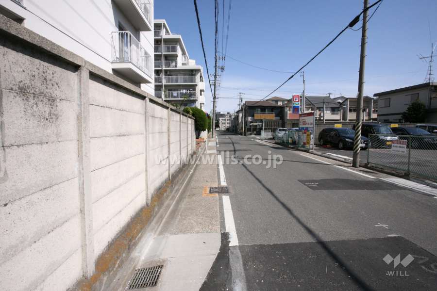敷地東側の前面道路（南側から）