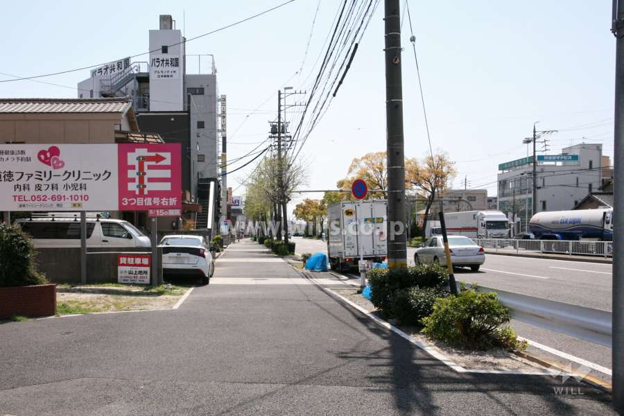 敷地西側の前面道路
