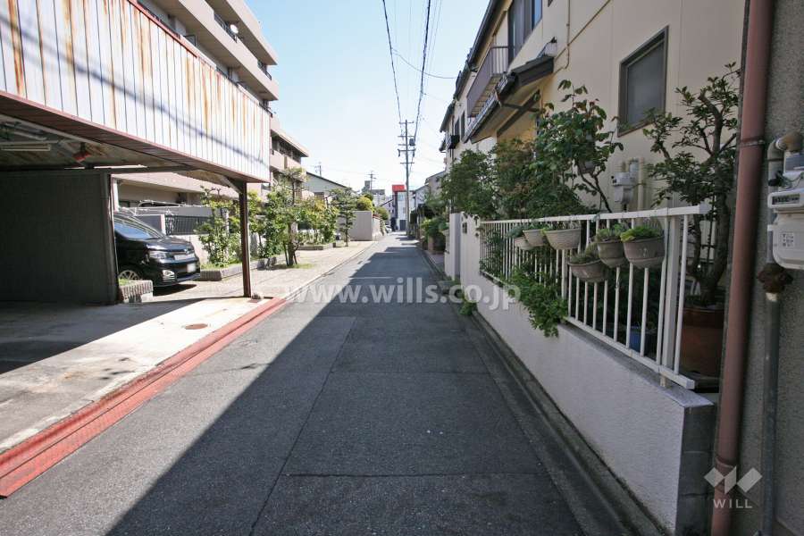 敷地南側の前面道路