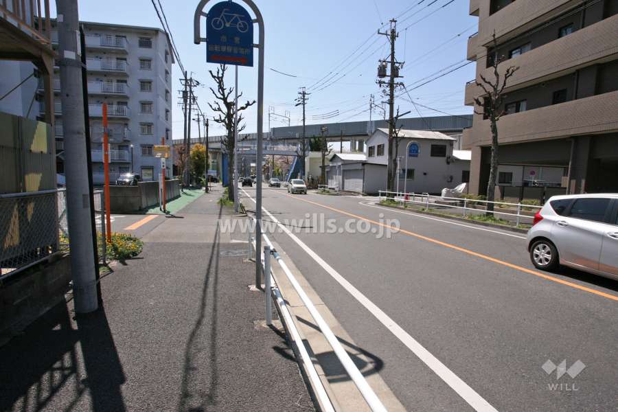 敷地東側の前面道路（北側から）