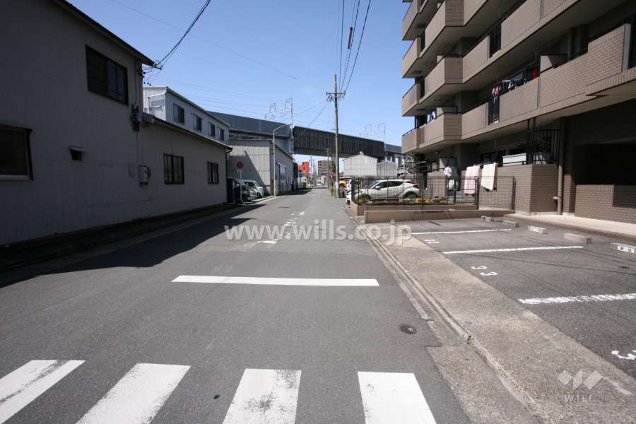 敷地南側の前面道路（東側から）