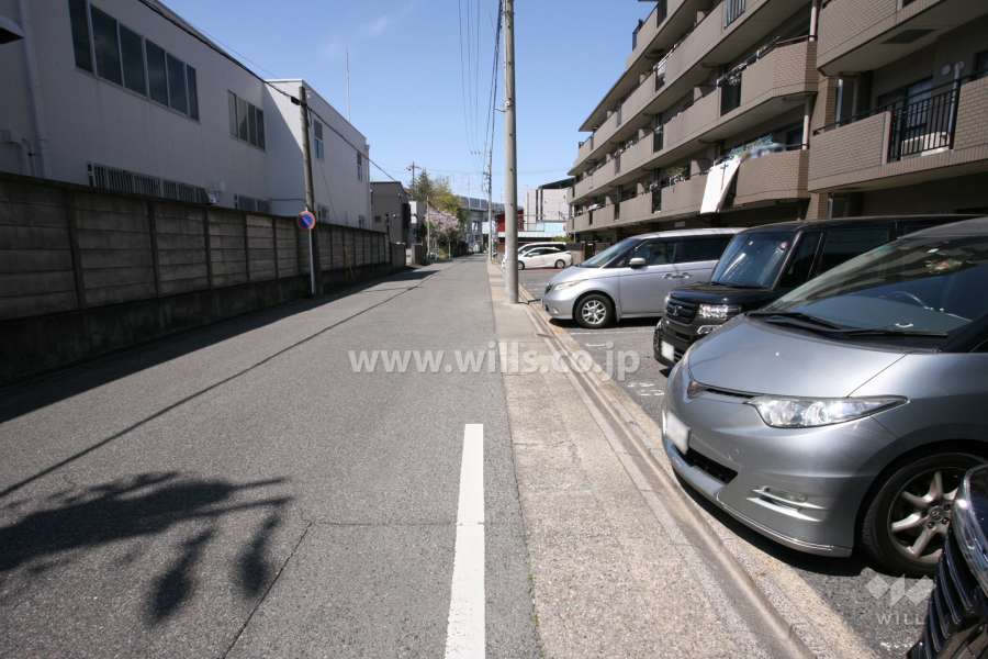 敷地南側の前面道路（東側から）