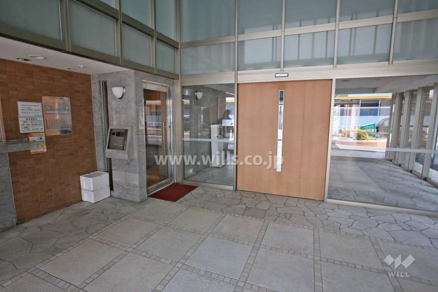 エントランスはオートロック付きです。