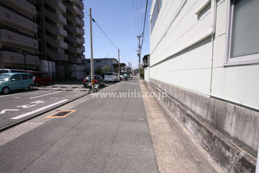 敷地北側の前面道路（東側から）