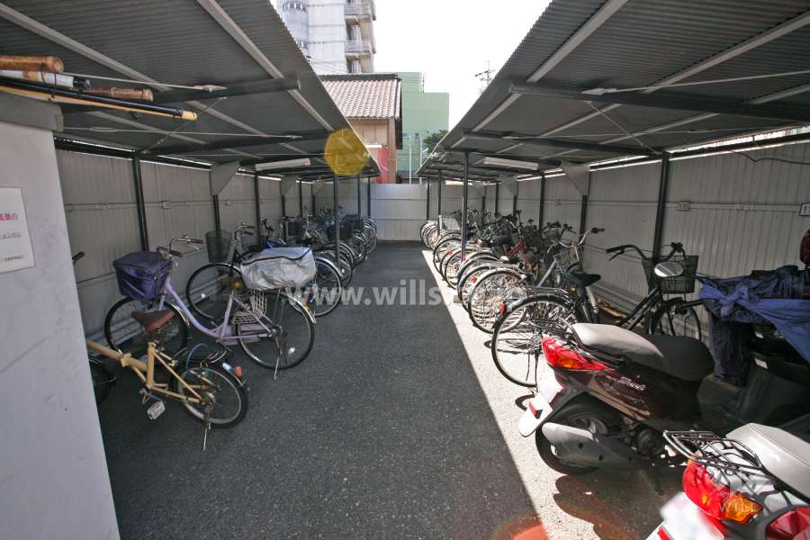 駐輪場とバイク置き場