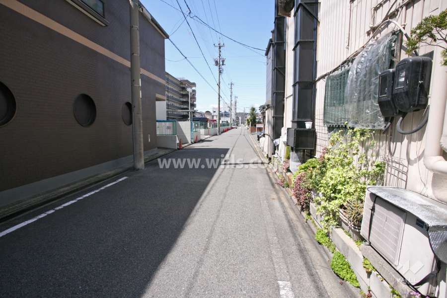 敷地北側の前面道路（東側から）