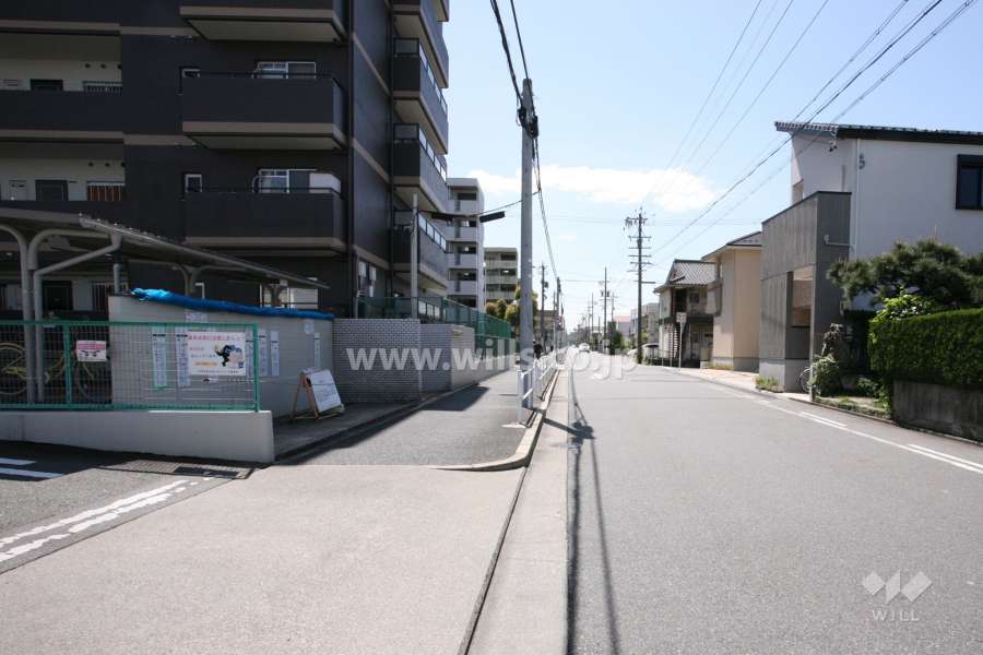 敷地西側の前面道路（北側から）