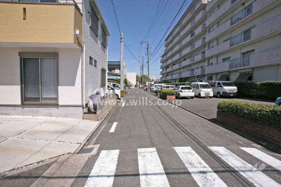 敷地西側の前面道路