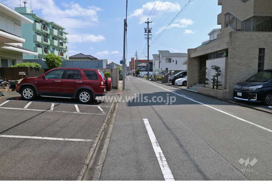 敷地北側の前面道路(西側から)