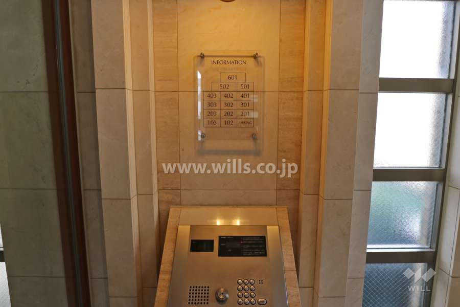 オートロックと案内板