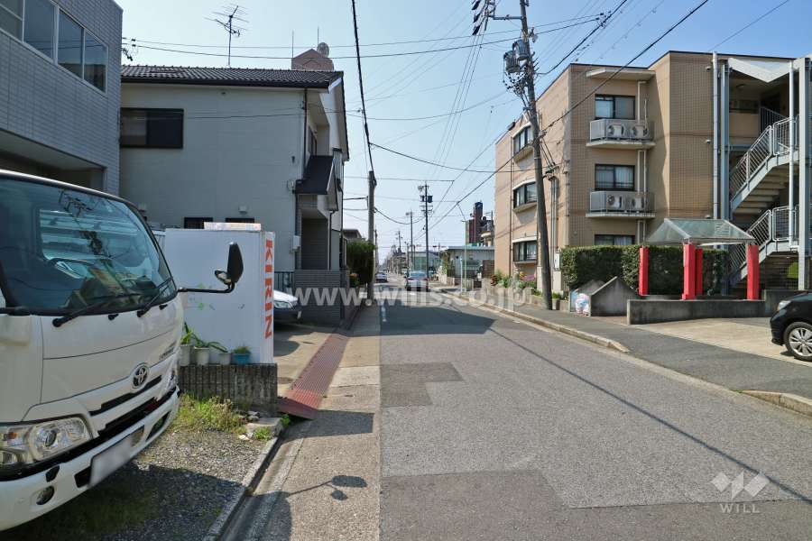 敷地東側の前面道路(北側から)