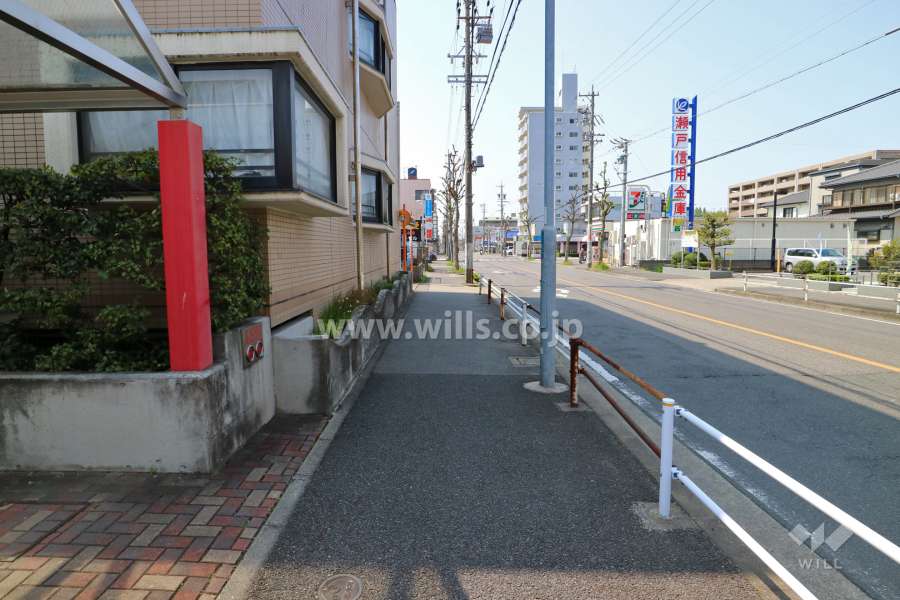 敷地西側の前面道路(北側から)