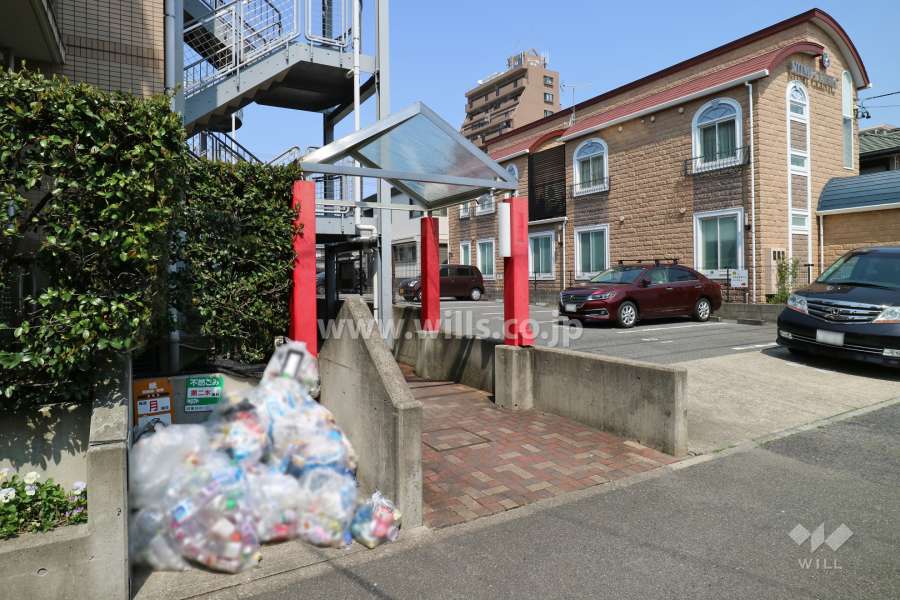 東側エントランスアプローチ