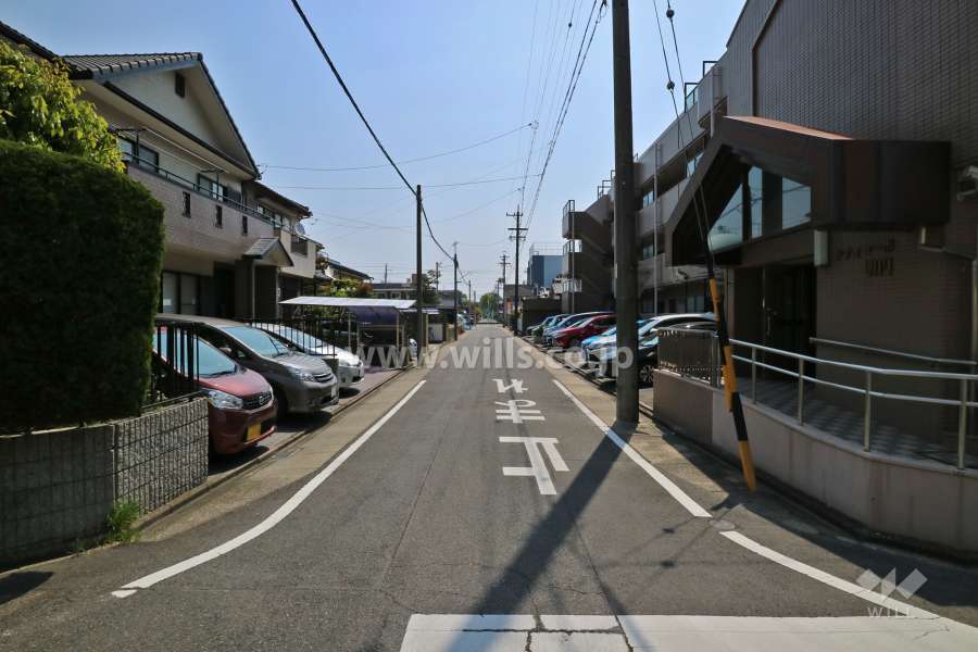 敷地北側の前面道路(西側から)