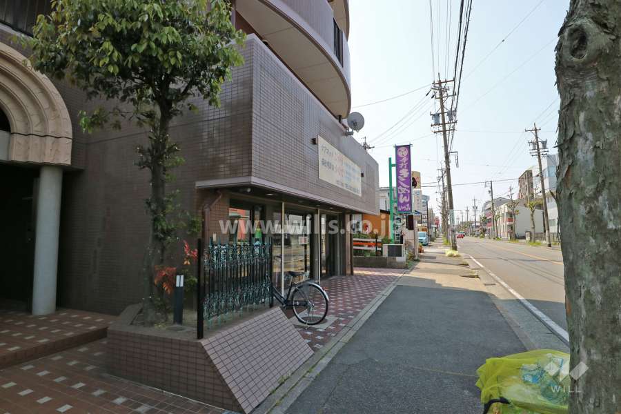 敷地西側の前面道路と1階店舗部分