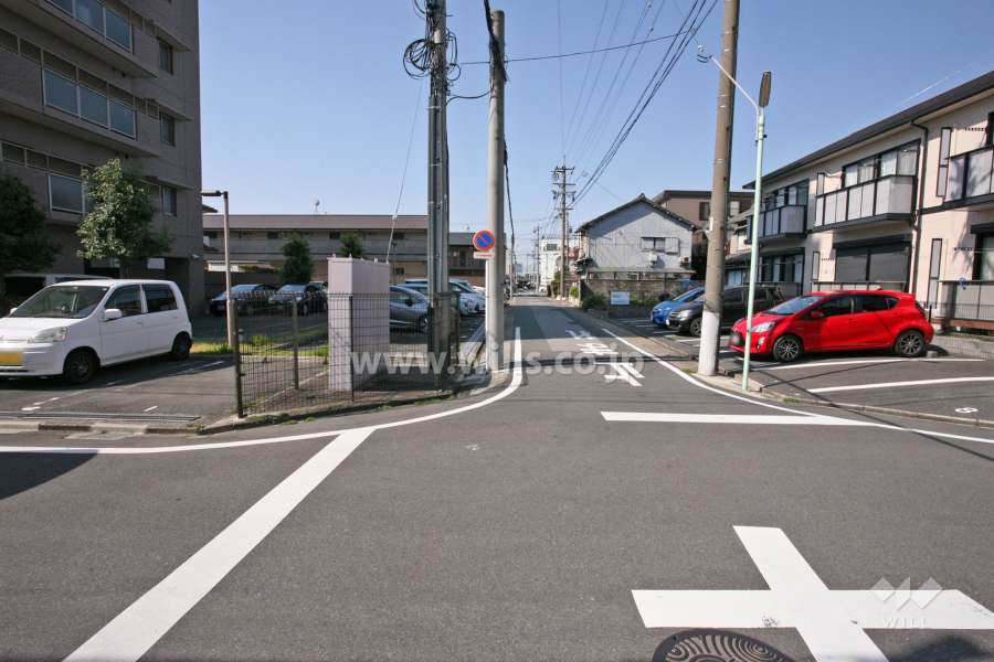 敷地北西側の前面道路（北東側から）