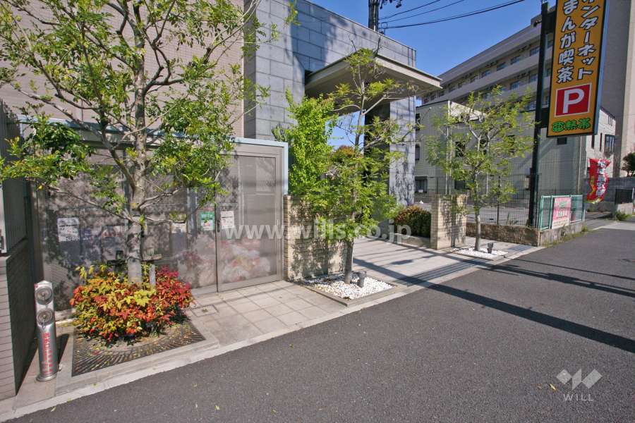 ゴミ置き場とエントランスアプローチ