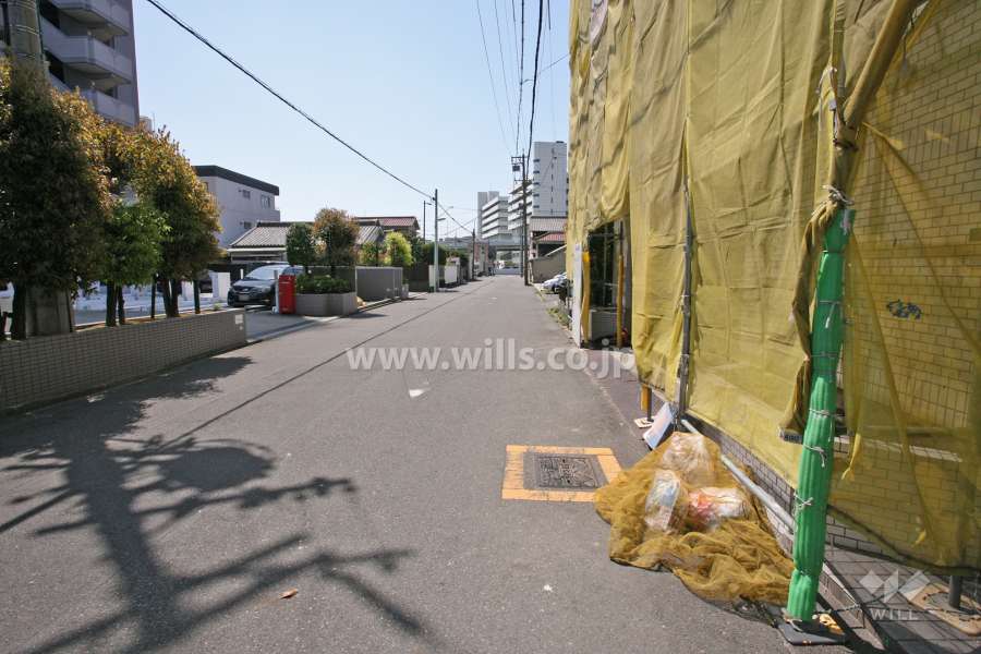 敷地西側の前面道路