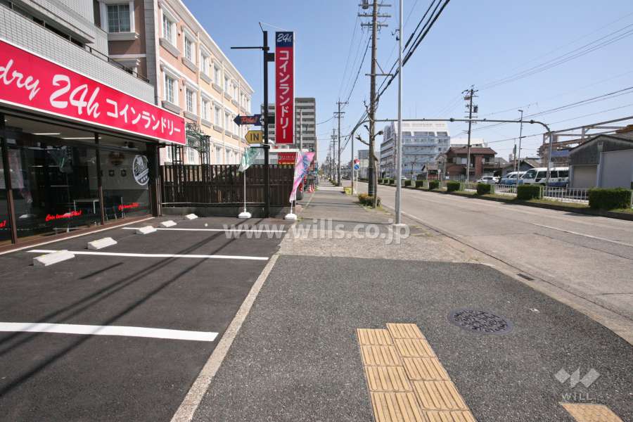 敷地東側の前面道路（南側から）