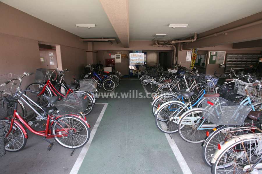 屋内に設けられた駐輪場