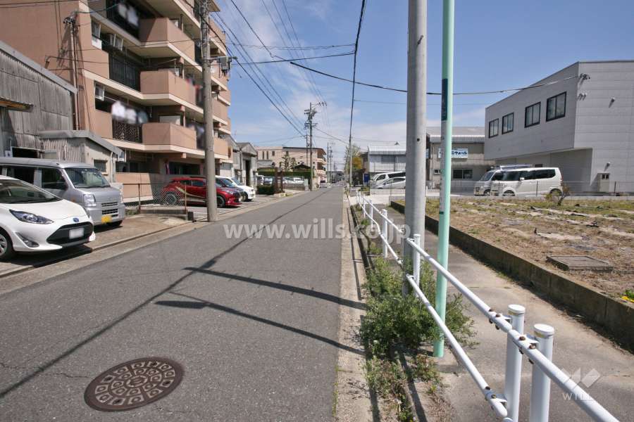 敷地南東側の前面道路(南西側から)