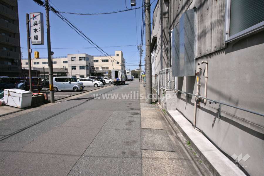 敷地東側の前面道路（南側から）